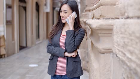 Mujer-Joven-Escuchando-Una-Llamada-En-Su-Móvil