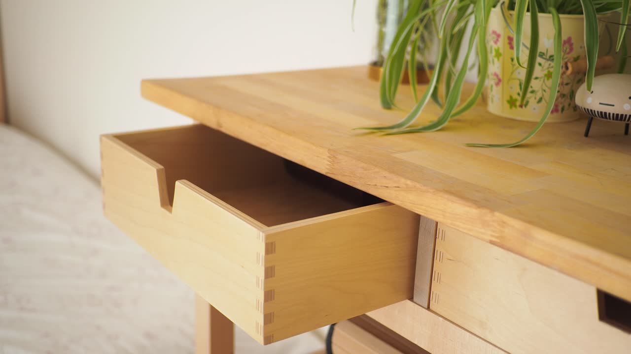 Langsam schließende Holzschreibtischschublade mit Zimmerpflanzen