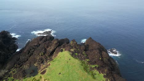 Impresionante-Vista-Del-Punto-Binurong-Con-Acantilados-Escarpados-Que-Ofrecen-Un-Impresionante-Lugar-Costero-En-Baras-En-Catanduanes,-Filipinas