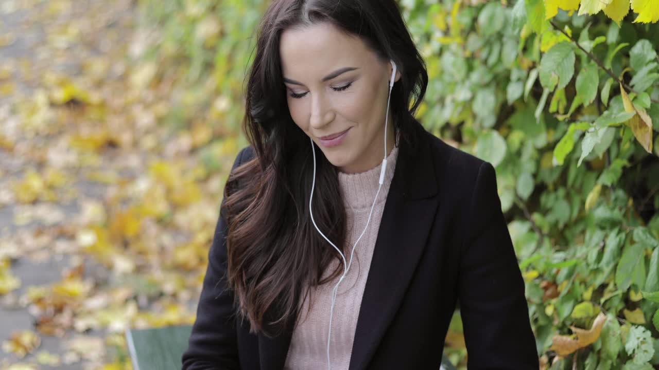 공원에서 음악을 듣는 여자