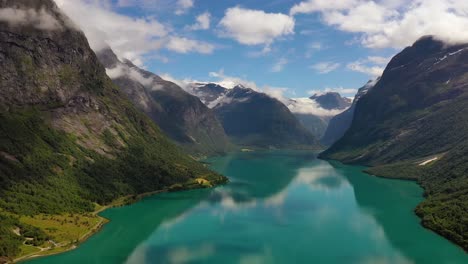 la hermosa naturaleza de noruega paisaje natural lago lovatnet.