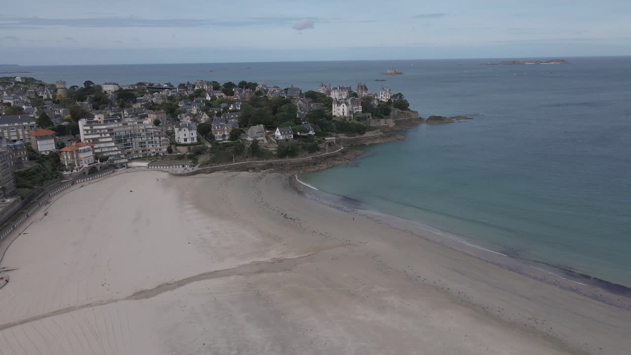 playa de dinard, bretaña en francia. aéreo hacia adelante