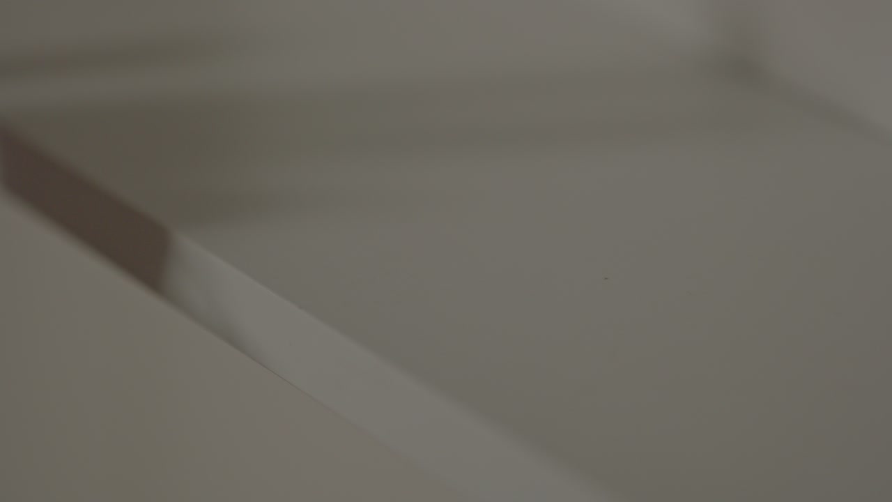 hermoso primer plano de la mano arrojando un anillo de bodas en un mostrador con el anillo girando en cámara lenta