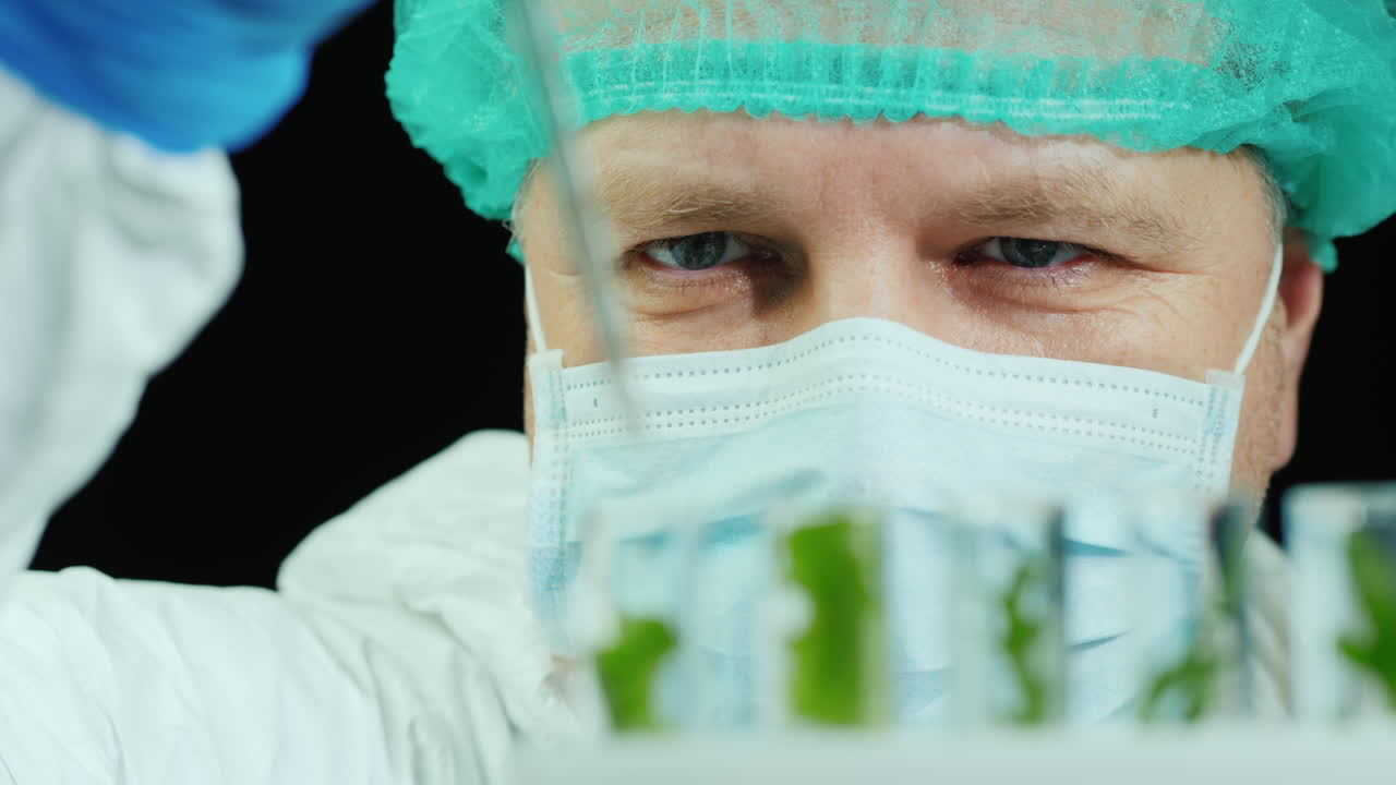 científico realiza investigaciones con plantas en el laboratorio 3