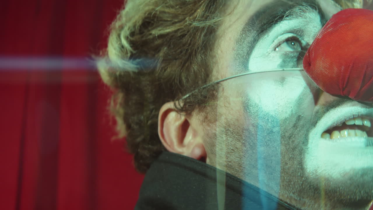 payaso cantando en el micrófono en el escenario