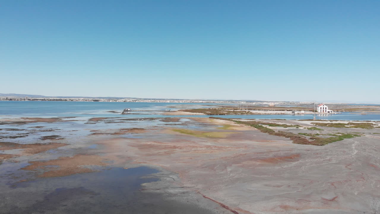 vista aérea de un dron volando bajo con un agradable reflejo de la puesta de sol colores vibrantes sobre el pequeño, la manga españa