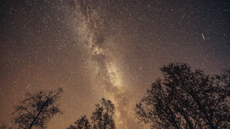 Un-Lapso-De-Tiempo-Del-Magnífico-Cielo-Nocturno