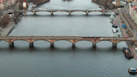 vuelo de drones sobre el río vltava en praga cerca del puente