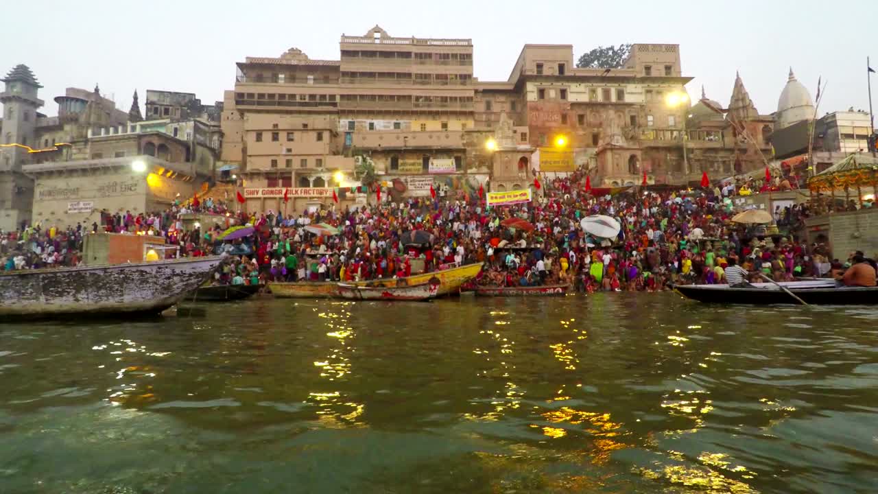 los ghats de varanasi, el festival de diwali, el río ganges y los barcos, uttar pradesh, india, en tiempo real