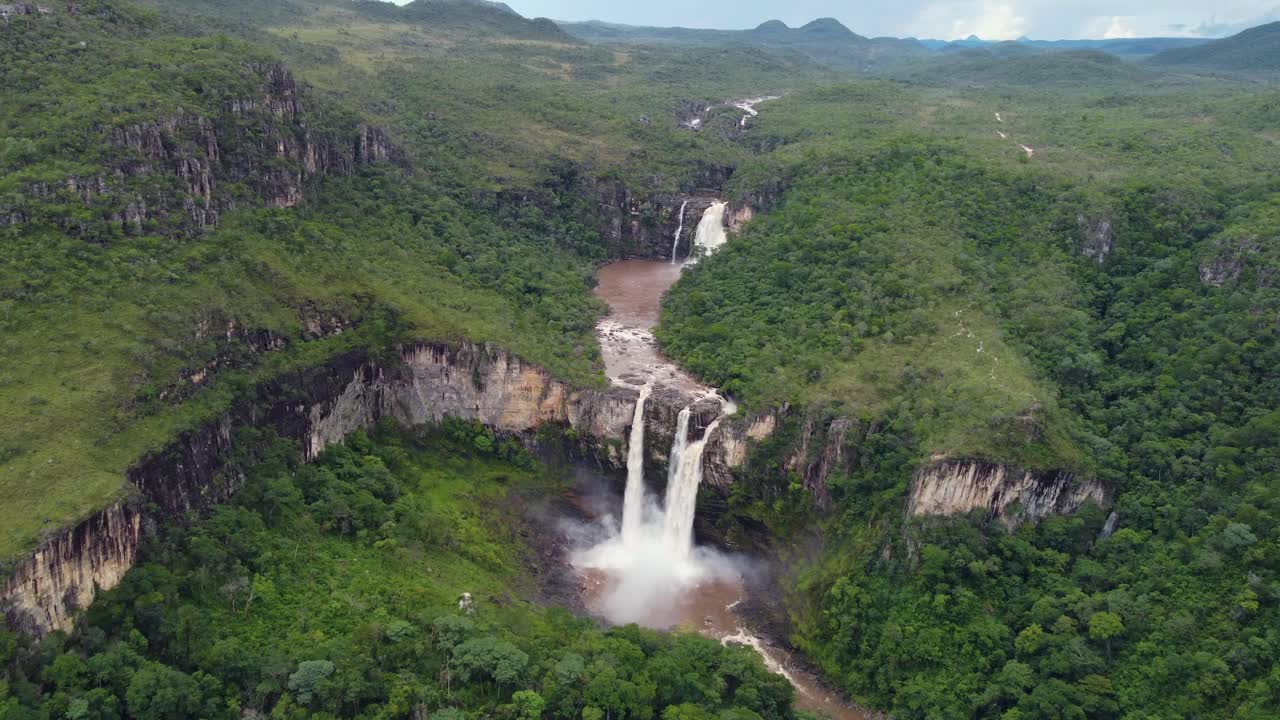 숲에 있는 거대한 이중 폭포의 공중 전망 - chapada dos veadeiros, goias - brazil