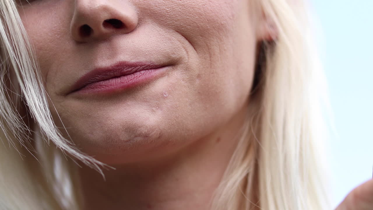 Jonge vrouw eet rijpe bramen buiten.