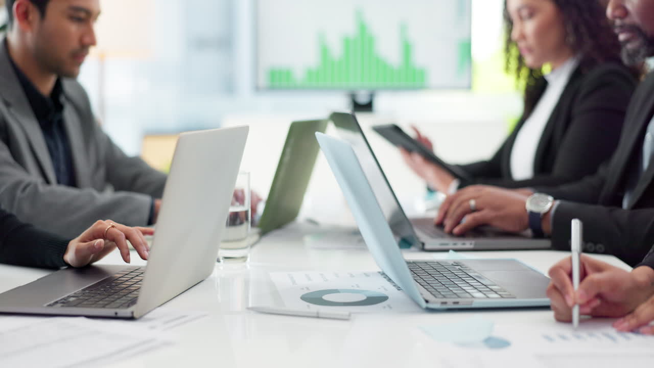 grupo de empresarios en una reunión en la oficina