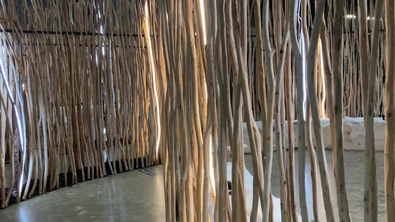 Tate Modern, Turbine Hall, novembre 2025 Máret Ánne Sara Goavve-Geabbil: vista dell'installazione - struttura in legno