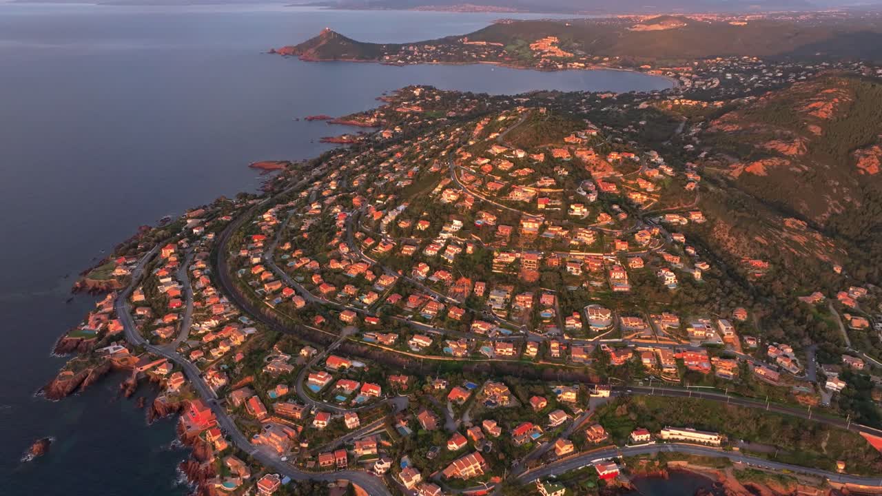 Fransa'da deniz kenarında, şafakta parlayan Saint-Raphael çatılarının kuşbakışı görünümü
