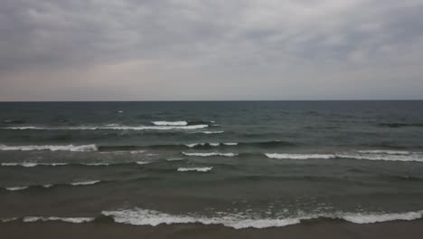 Choppy-water-on-Lake-Michigan-during-the-beginning-of-an-Autumn-Storm