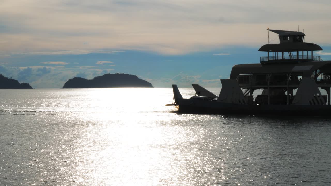 바다 slowmo에서 반사에 바다에서 페리의 클로즈업