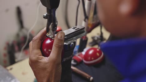 hombre de raza mixta trabajando en una fábrica