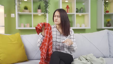 젊은 여성은 그녀의 더러운 옷과 깨 ⁇ 한 옷을 감지합니다.