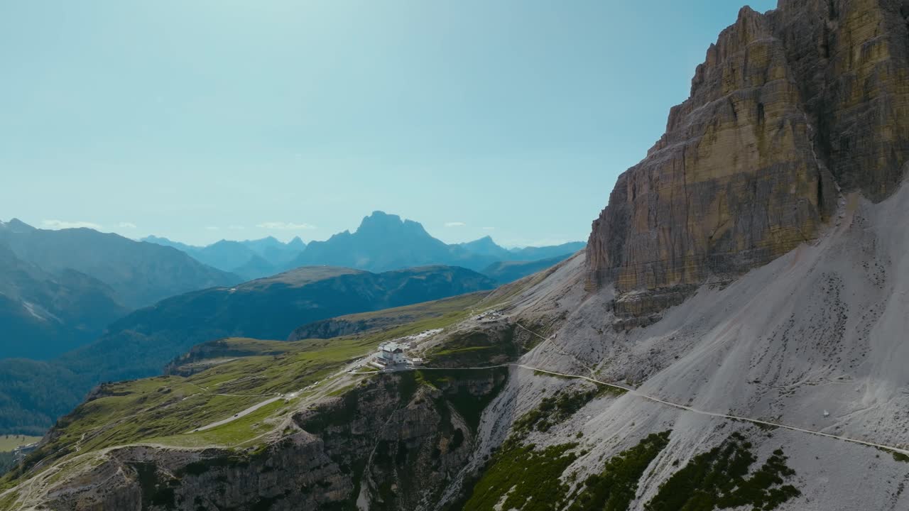 tre cime di lavaredo 이탈리아의 백운석 알프스의 공중 드론 샷, 4k