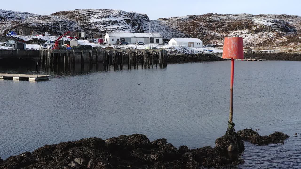 Drohnenaufnahme einer Hafenboje in Bernera auf den Äußeren Hebriden von Schottland