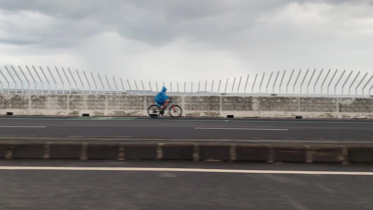 Vista da un veicolo in movimento che viaggia lungo un'autostrada, catturando il paesaggio stradale, l'infrastruttura di trasporto e l'esperienza di un viaggio on the road.