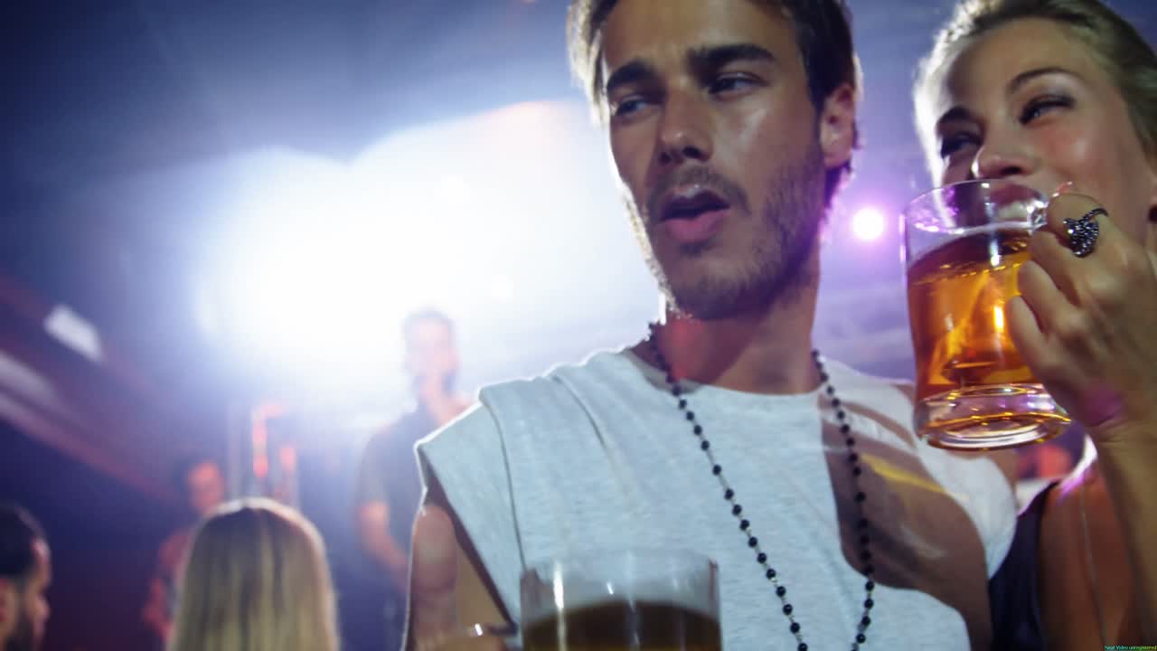 un par de cervezas en un concierto de 4k.