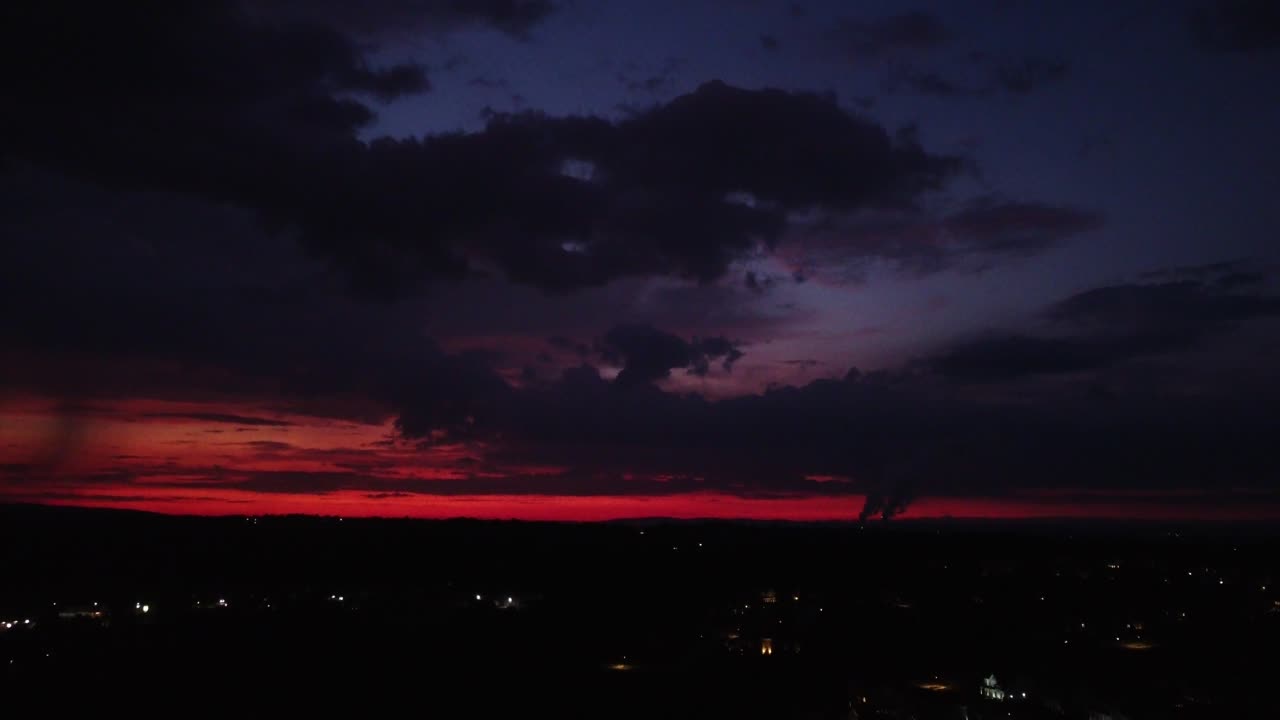 cielo del atardecer con nubes de tormenta acercándose-3