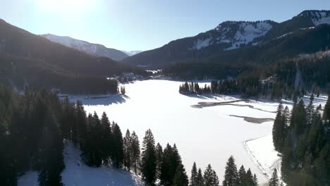 Atemberaubende-Luftdrohnenansicht-Der-Winterberge-Und-Des-Zugefrorenen-Spitzingsees-In-Den-Bayerischen-Alpen,-Deutschland:-Schneebedeckte-Landschaft,-Alpine-Ruhe-Von-Oben