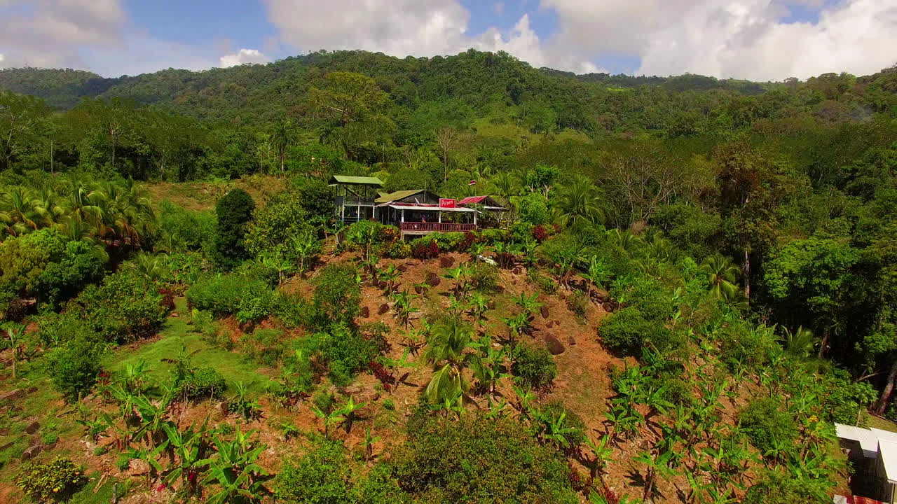 buena vista aérea desde un pequeño restaurante o bar en la selva de costa rica hasta la costa