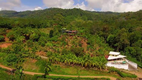 Bonito-Retroceso-Aéreo-Desde-Un-Pequeño-Restaurante-O-Bar-En-La-Selva-De-Costa-Rica-Hasta-La-Costa