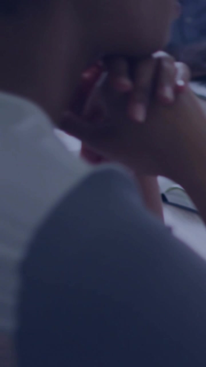 Video verticale: Donna che appoggia il mento sulle mani durante una conversazione di lavoro, un anello animato che traccia un oggetto rosso.