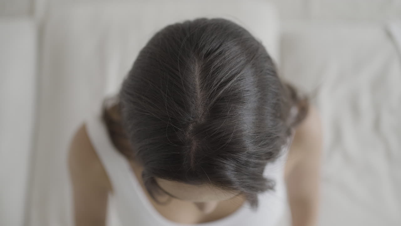 침대에 누워있는 여자