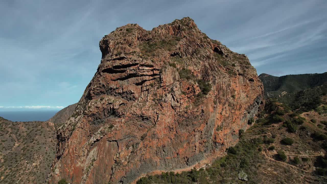 Vista aerea con drone di una ripida parete rocciosa a neck vulcanico