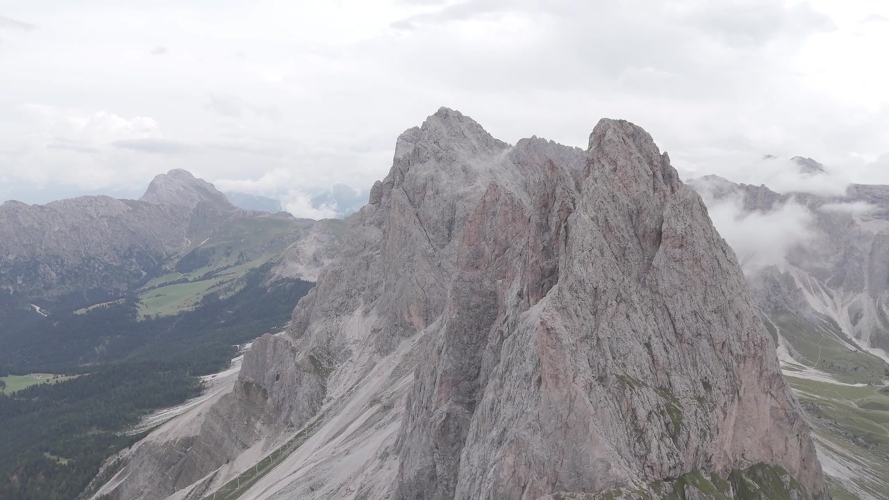 Ripresa aerea di inquadratura generale delle aspre vette delle Dolomiti in Italia