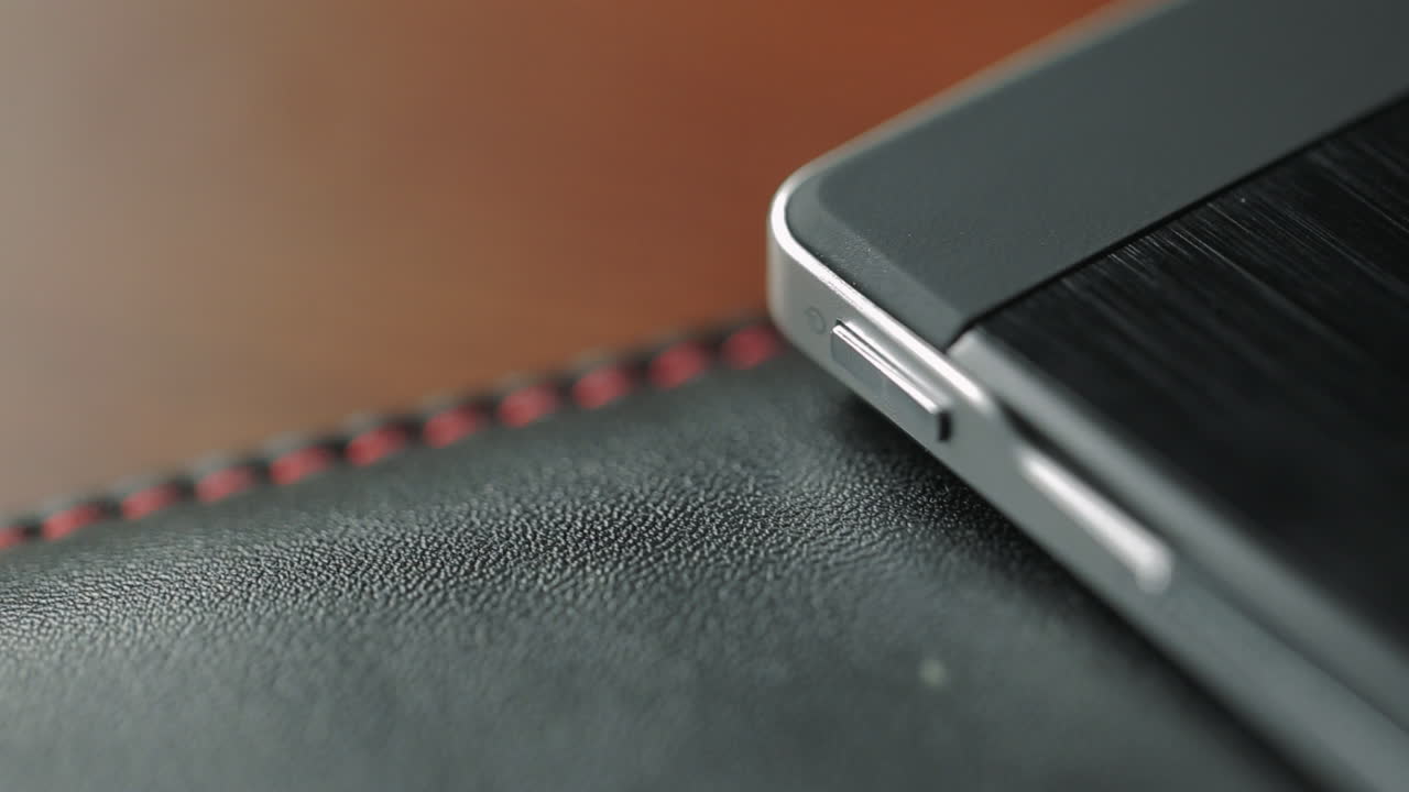 cerrar los botones de bloqueo en el teléfono móvil negro. cerrar los botones de volumen en la tableta pc