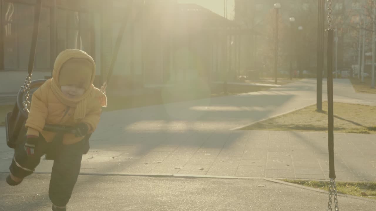 공원에서 흔들리는 아기