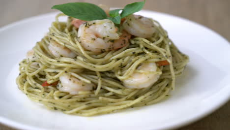 Pasta-Spaghetti-Mit-Grünem-Pesto-Und-Garnelen