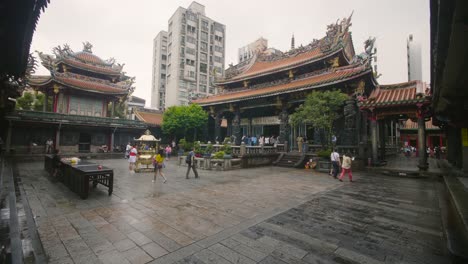 隆山寺院庭院 揭示台北二