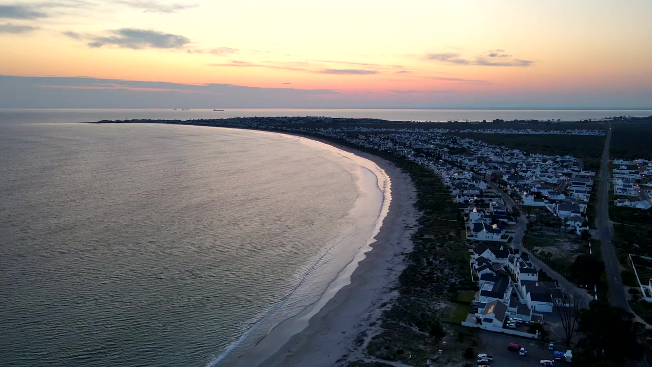 Vista de drone da cênica praia Golden Mile na Baía Britannia ao amanhecer