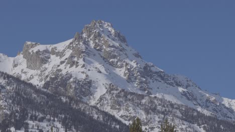 Weitwinkelaufnahme-Eines-Hohen-Berggipfels-Im-Westlichen-Wyoming