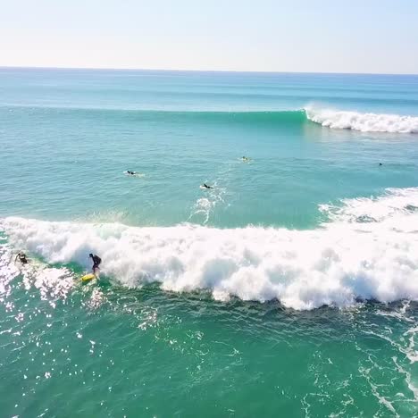antena de surfistas atrapando buenas olas y surfeando en cabo san lucas baja mexico 1