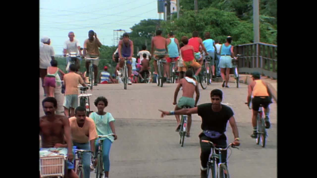 1980년대 쿠바 아바나에서 자전거를 타는 사람들