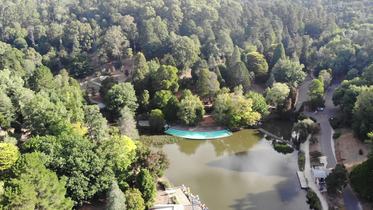 vista aérea de drones sobre el lago esmeralda en melbourne, australia