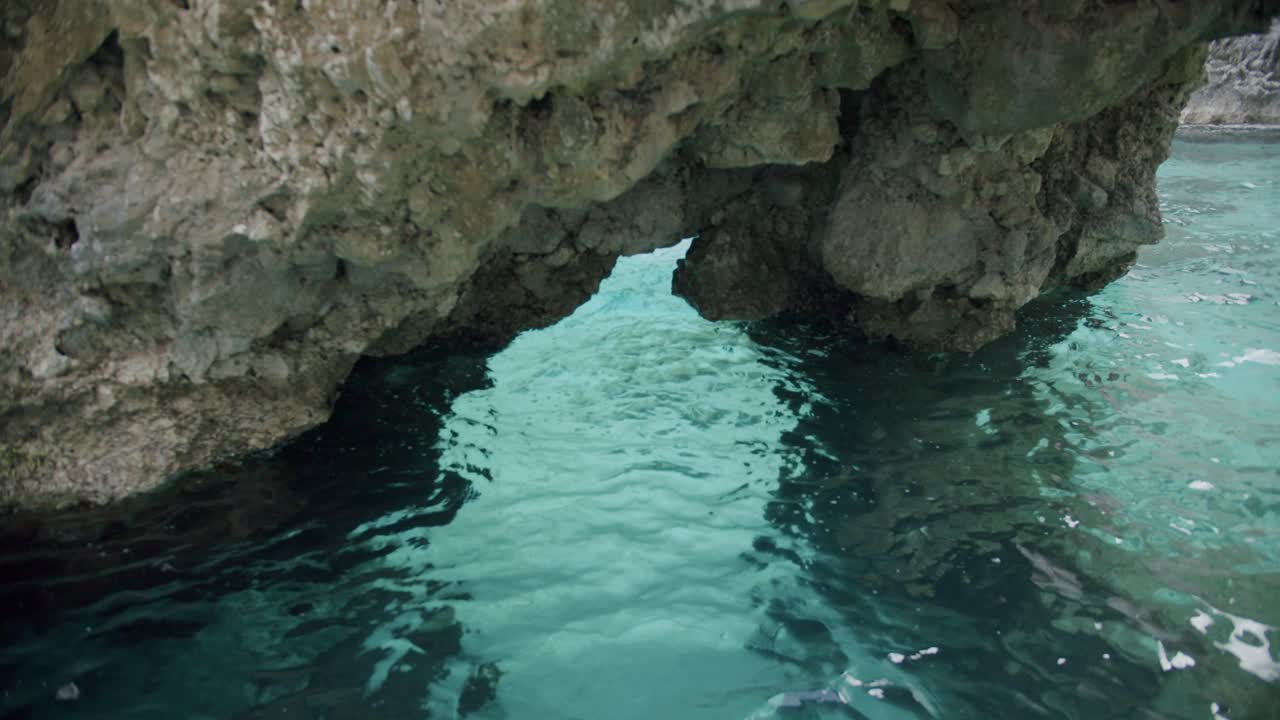 hermosa vista de una pequeña gruta en capri, en italia, con agua muy clara y transparente