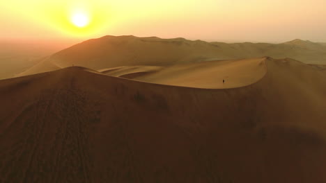 vagando por el desierto al amanecer