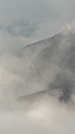 vertical 4k timelapse, nuvens e nevoeiro se movendo em torno do monte st.