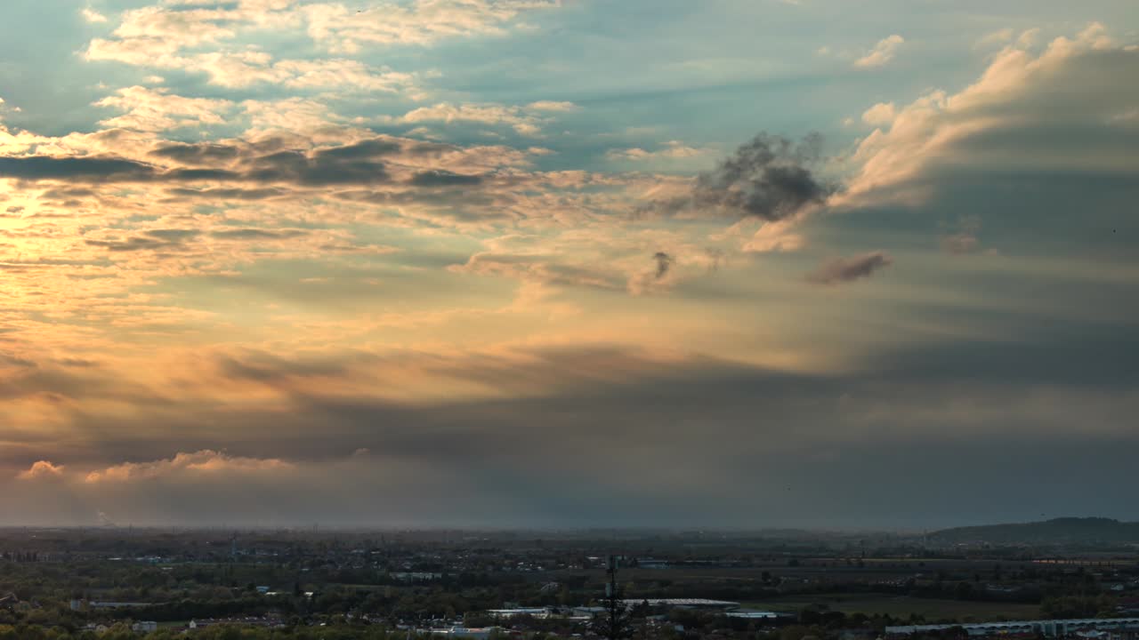 해가 지평선 위에 떨어지고 구름 뒤에서 해가 지는 동안 땅 위에 떨어지는 시간 경과