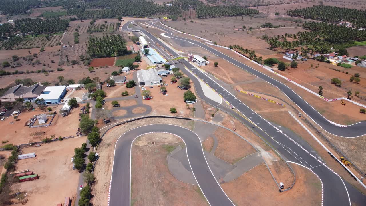 vista aérea de la pista de carreras kari motor speedway en chettipalayam en las afueras de coimbatore, tamil nadu, india