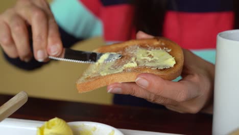 un buen comienzo de día, mantequilla en las tostadas para el desayuno.