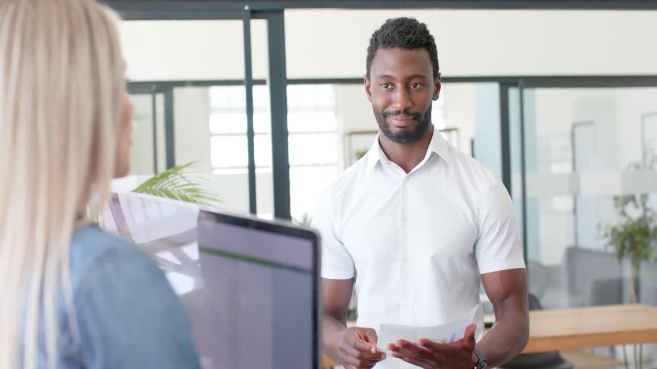 diversas personas de negocios felices discutiendo el trabajo con una computadora portátil en la oficina en cámara lenta